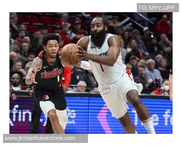 哈登半场表现低迷仅得1分却送出10次助攻展现团队精神