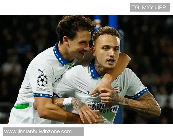 巴黎圣日耳曼球迷热烈庆祝李刚仁与阿什拉夫荣获大奖 巴黎圣日耳曼球迷热烈庆祝李刚仁与阿什拉夫荣获大奖