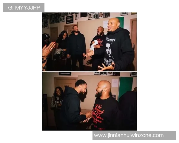 库里父子亲访杜克男篮更衣室斯蒂芬与新星卡梅隆布泽尔同框合影 库里父子亲访杜克男篮更衣室斯蒂芬与新星卡梅隆布泽尔同框合影