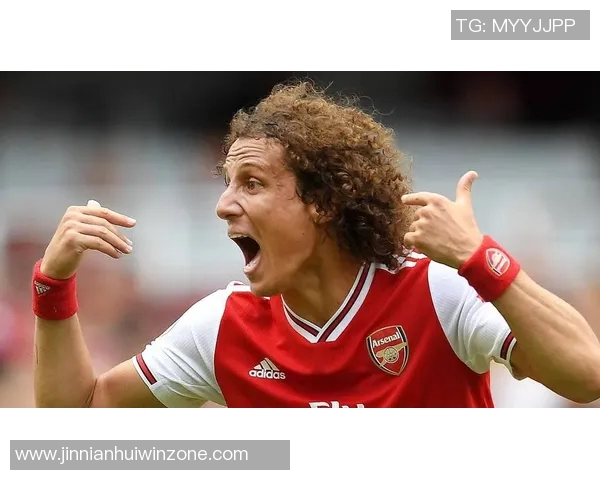 费尔明回乡参加巴萨球迷协会成立活动与球迷亲密互动签名留念 费尔明回乡参加巴萨球迷协会成立活动与球迷亲密互动签名留念